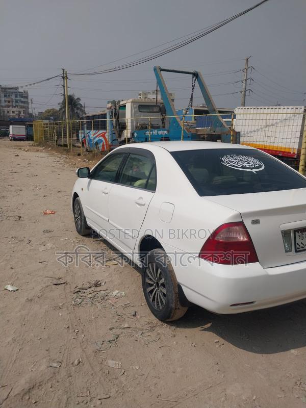 Toyota Corolla white 2004