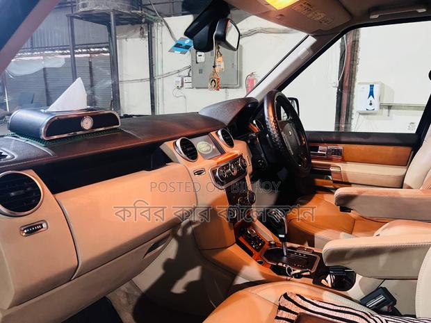 Land Rover Discovery black 2010