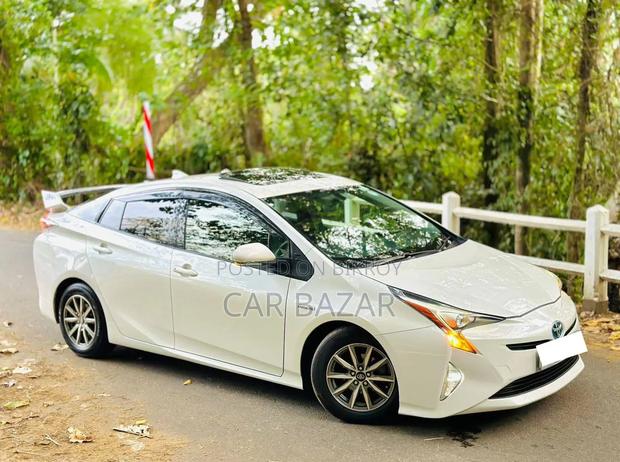Toyota Prius 4dr Hatchback (1.8L 4cyl Gas/Electric Hybrid CVT) 2016