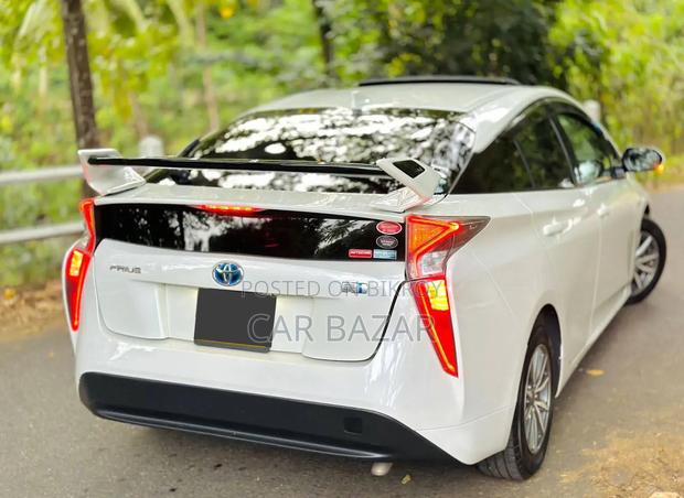 Toyota Prius 4dr Hatchback (1.8L 4cyl Gas/Electric Hybrid CVT) 2016