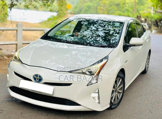 Toyota Prius 4dr Hatchback (1.8L 4cyl Gas/Electric Hybrid CVT) 2016