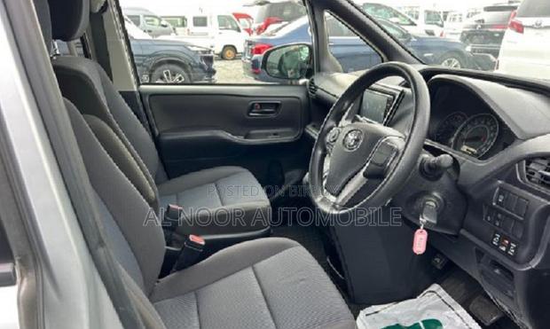 Toyota Noah 2021 Silver