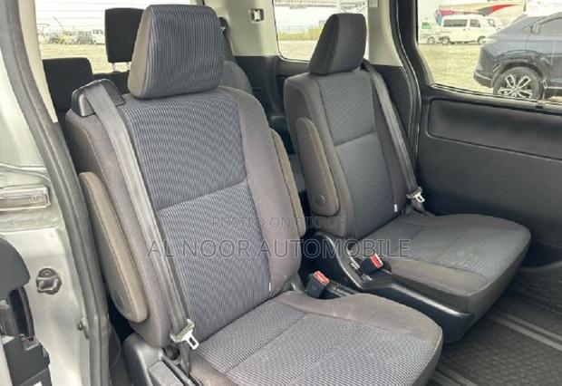 Toyota Noah 2021 Silver