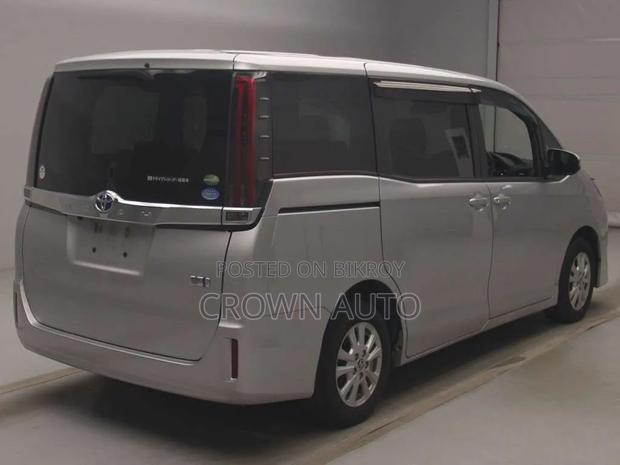 Toyota Noah 2021 Silver