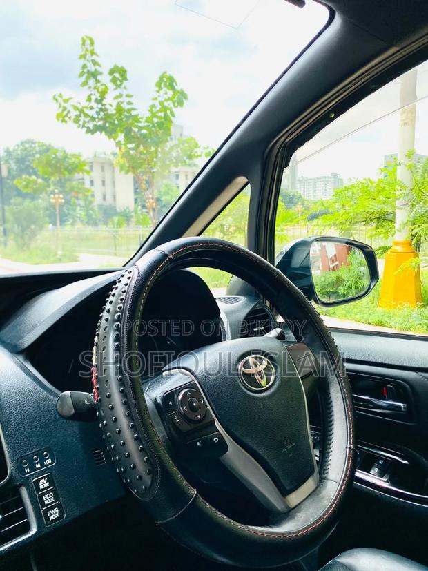 Toyota Esquire 2017 Black