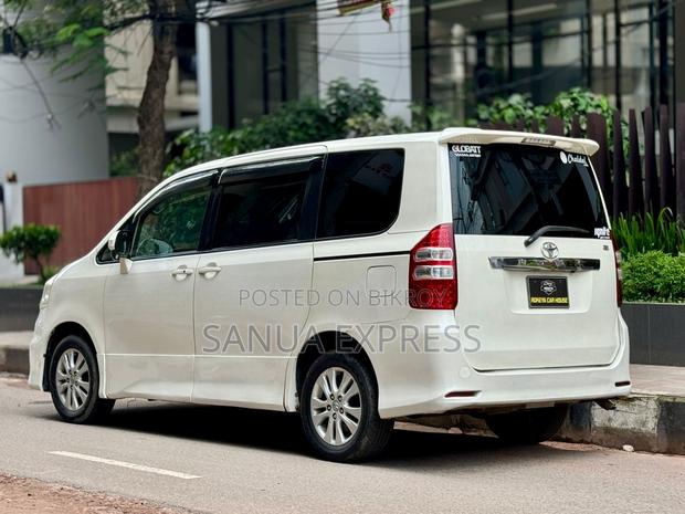 Toyota Noah 2010 Pearl