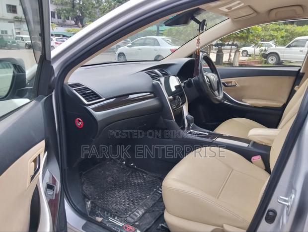 Toyota Premio 2017 Silver