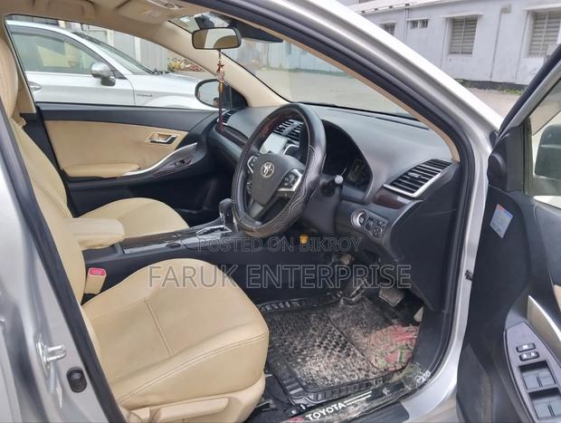 Toyota Premio 2017 Silver