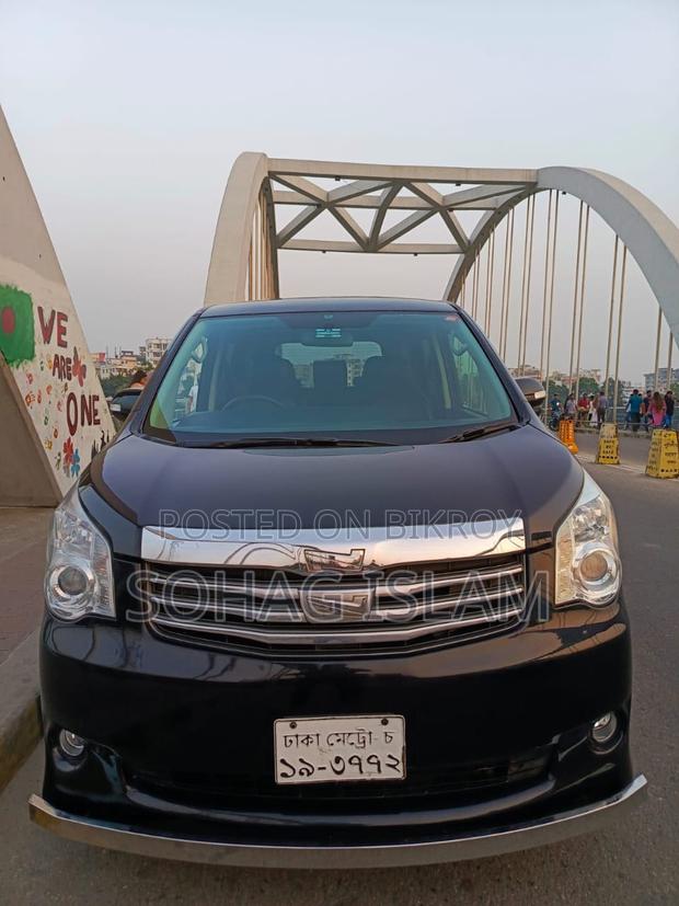 Toyota Noah 2.0 143hp YY FWD (5 Seater) 2011 Black