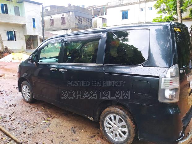 Toyota Noah 2.0 143hp YY FWD (5 Seater) 2011 Black