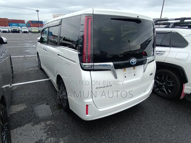 Toyota Esquire 2021 Pearl