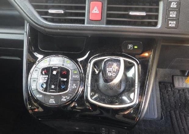 Toyota Noah 2021 Pearl