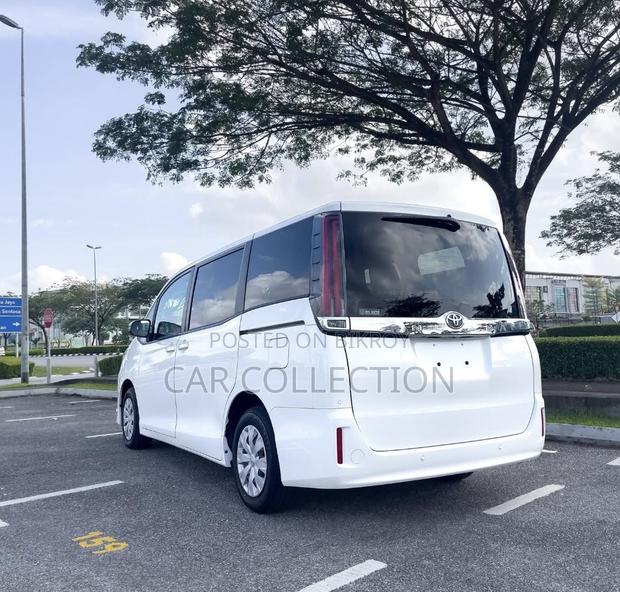 Toyota Noah 2.0 AWD (8 Seater) 2021 Pearl