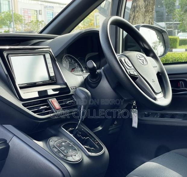 Toyota Noah 2.0 AWD (8 Seater) 2021 Pearl