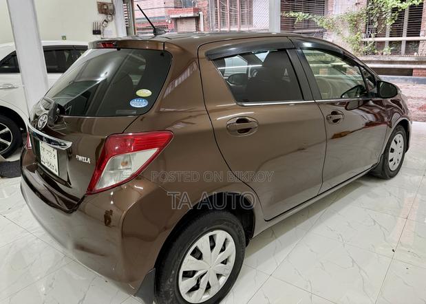 Toyota Vitz 1.0 FWD 5dr 2012 Brown