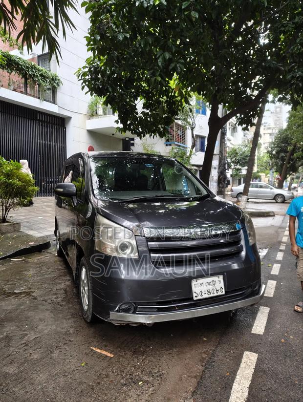 Toyota Noah 2009 Gray