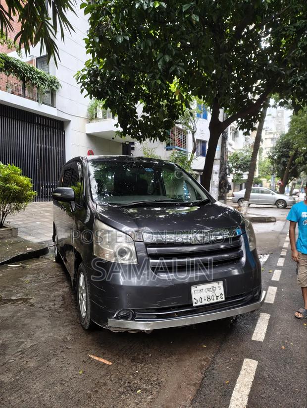 Toyota Noah 2009 Gray