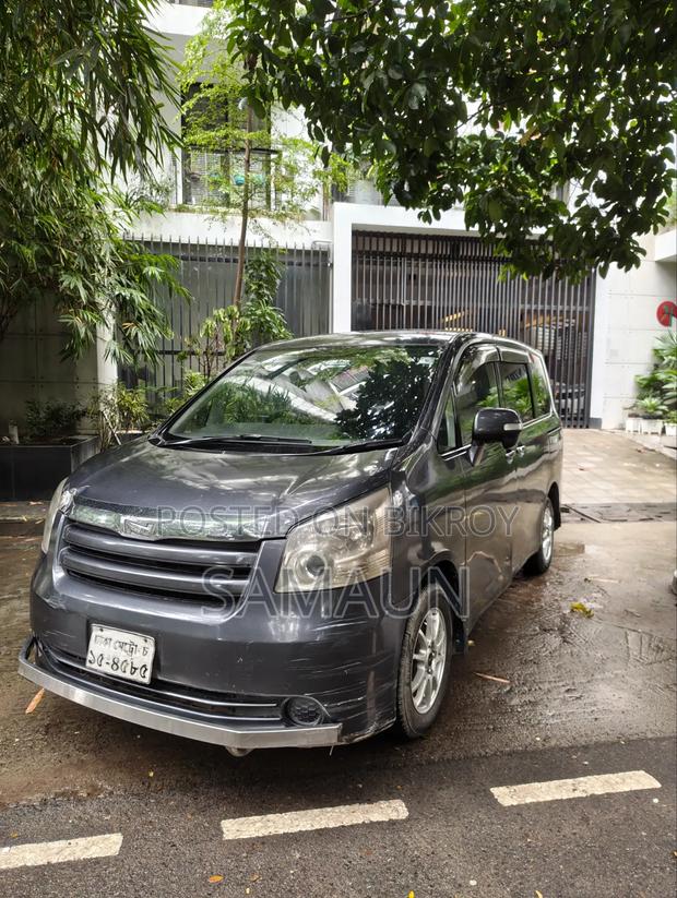 Toyota Noah 2009 Gray