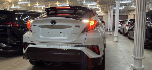 Toyota C-Hr XLE Prermium FWD (2.0L 4cyl 2AM) 2018 Pearl