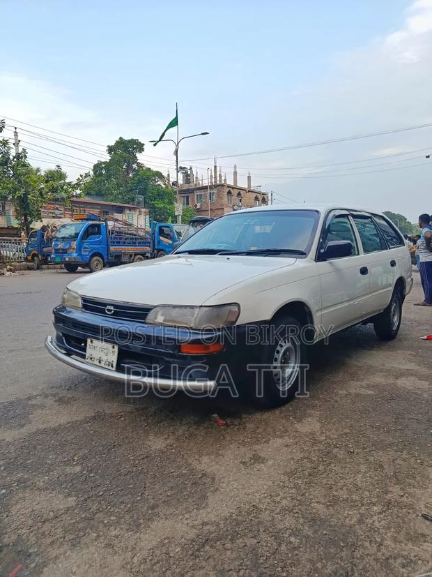 Toyota Corolla 2002 White