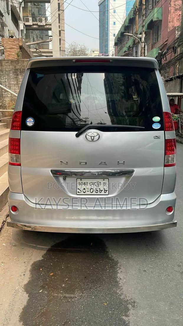 Toyota Noah 2004 Pearl
