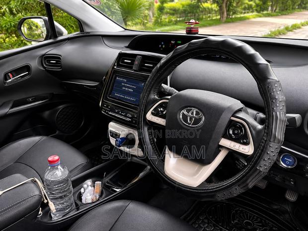 Toyota Prius Two 2017 Pearl