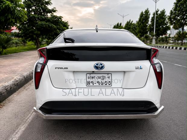 Toyota Prius Two 2017 Pearl