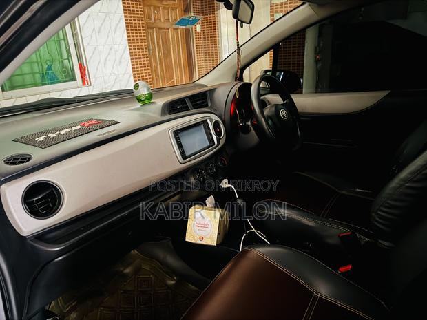Toyota Vitz 1.0 FWD 5dr 2012 Gray