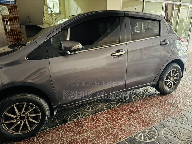 Toyota Vitz 1.0 FWD 5dr 2012 Gray