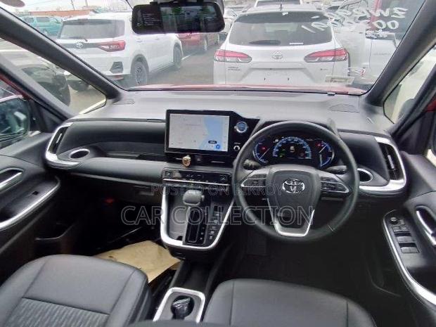 Toyota Noah 2022 Red
