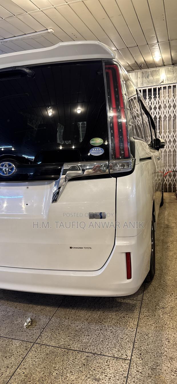 Toyota Esquire 2018 Pearl