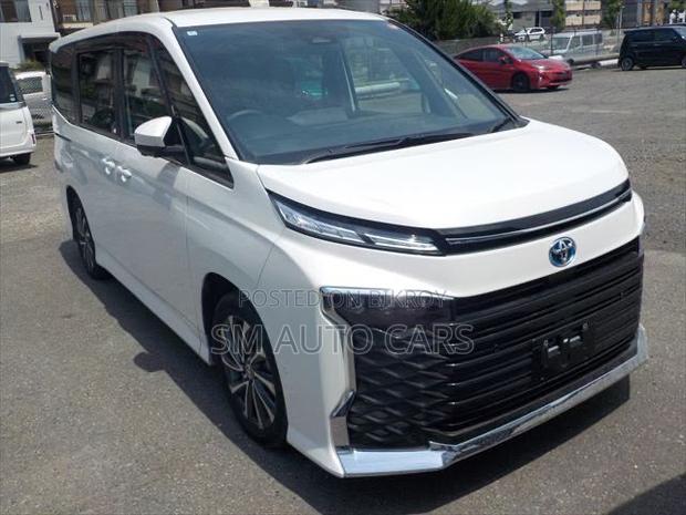 Toyota Voxy 2023 Pearl