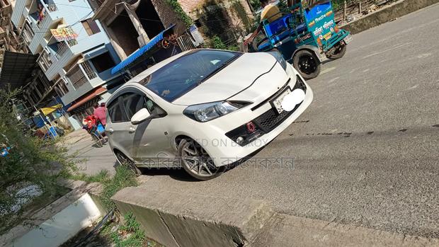 Toyota Vitz 2012 Pearl