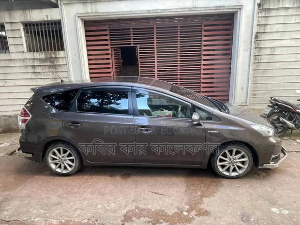 Toyota Prius 4dr Hatchback (1.8L 4cyl Gas/Electric Hybrid CVT) 2016