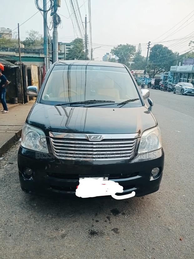 Toyota Noah 2004 Black