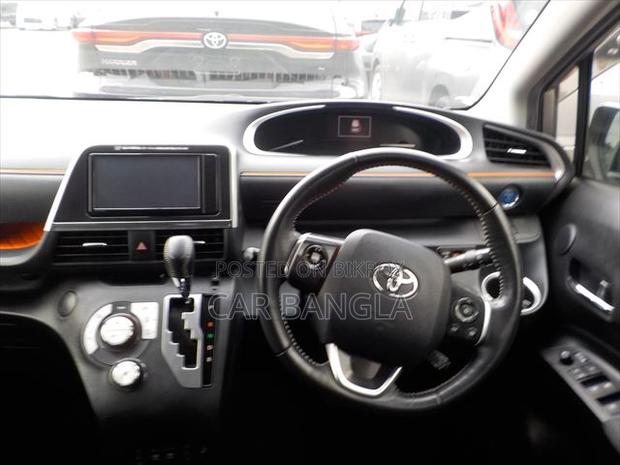 Toyota Sienta 2021 Brown