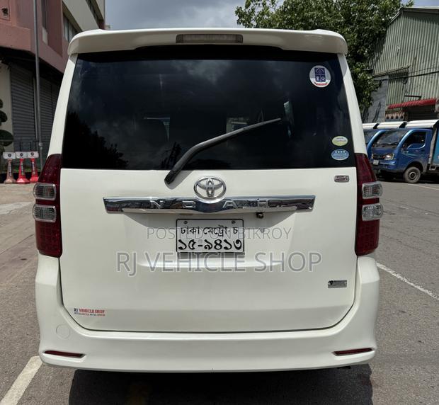 Toyota Noah 2.0 158hp FWD (7 Seater) 2011 Pearl