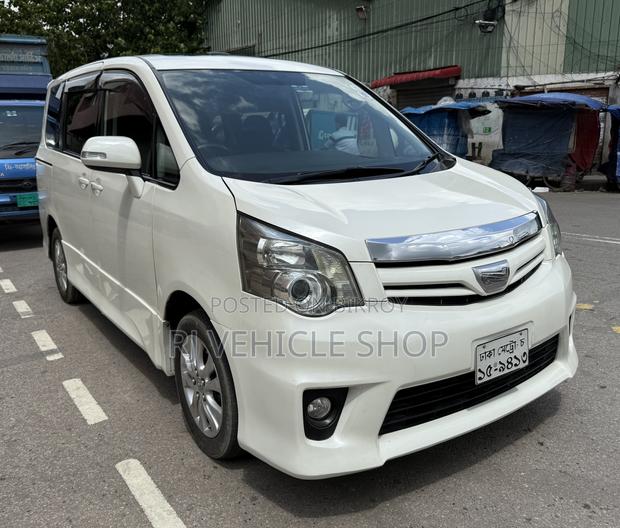 Toyota Noah 2.0 158hp FWD (7 Seater) 2011 Pearl