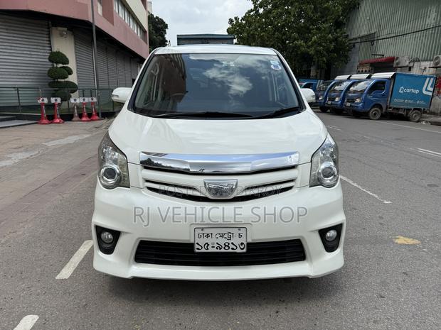 Toyota Noah 2.0 158hp FWD (7 Seater) 2011 Pearl