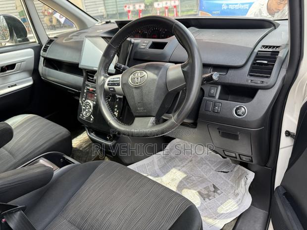 Toyota Noah 2.0 158hp FWD (7 Seater) 2011 Pearl