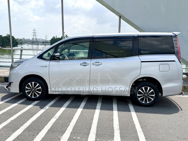 Toyota Esquire Hybrid 2018