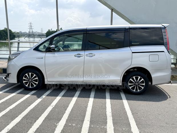 Toyota Esquire Hybrid 2018