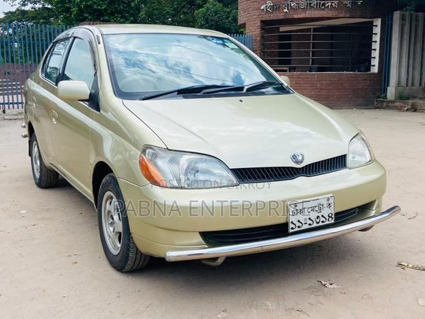 Toyota Platz 2000 Gold