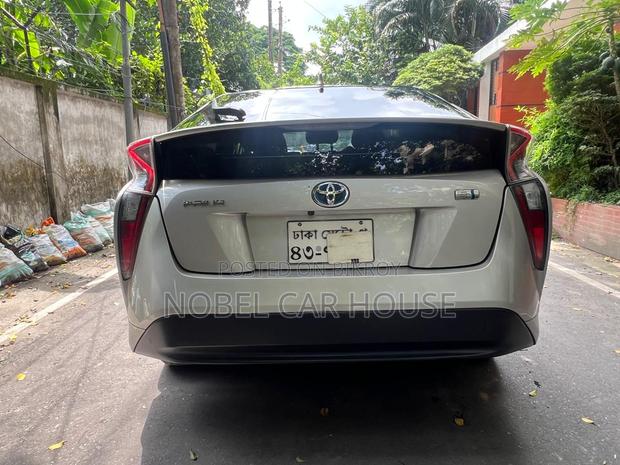 Toyota Prius 4dr Hatchback (1.8L 4cyl Gas/Electric Hybrid CVT) 2016