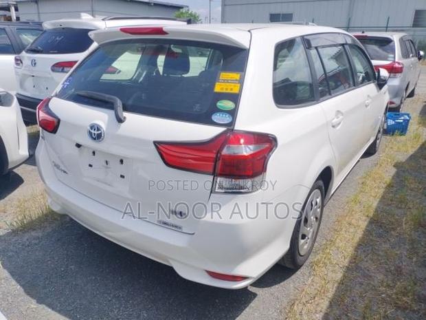 Toyota Corolla Fielder 1.5 Hybrid FWD 2021 White