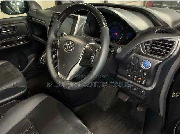 Toyota Esquire 1.8 FWD Hybrid (7 seater) 2021 Black
