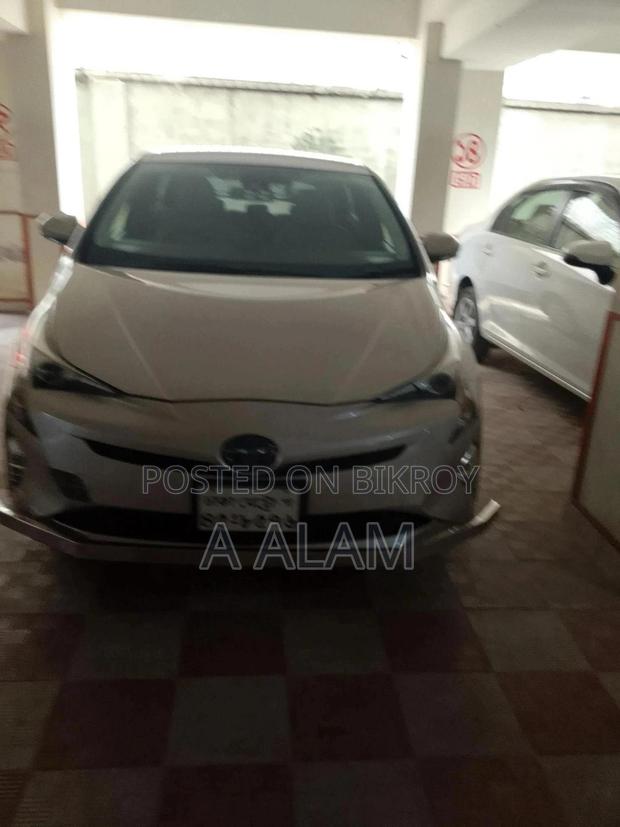 Toyota Prius 4dr Hatchback (1.8L 4cyl gas/electric hybrid CVT) 2016