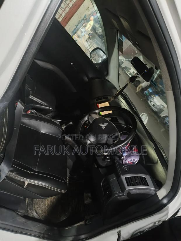 Mitsubishi Outlander 2011 White