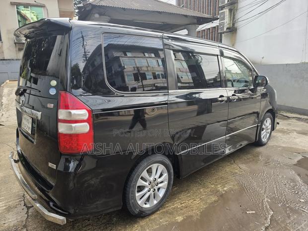 Toyota Noah 2.0 143hp FWD (8 Seater) 2011 Black