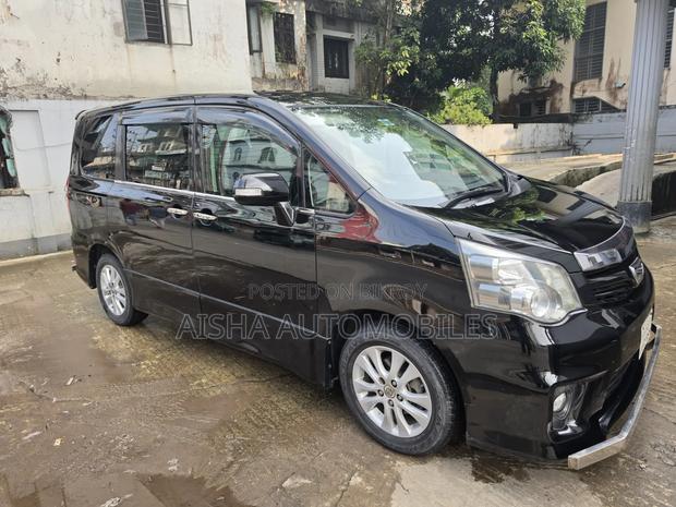 Toyota Noah 2.0 143hp FWD (8 Seater) 2011 Black